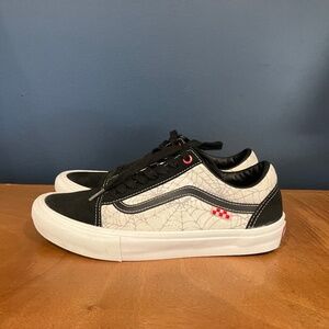 Vans Skate Old Skool Skate Black Widow sneakers w/ "Sample Tag". Men's 9